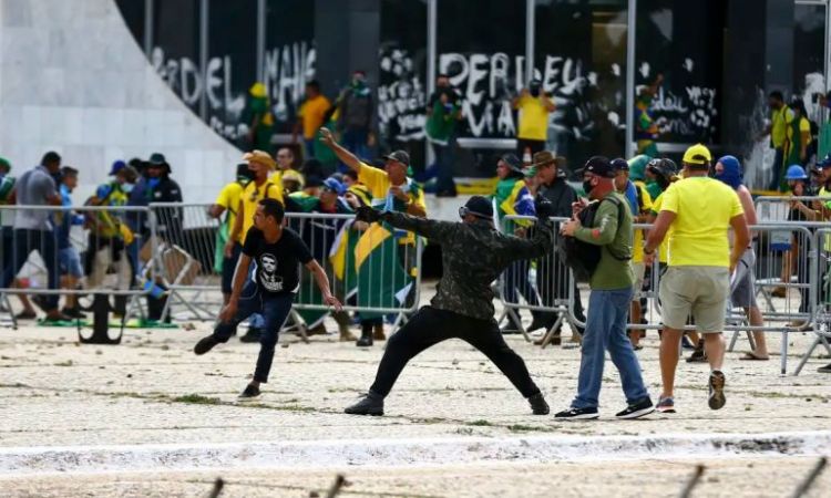 Baderneiros durante quebra-quebra nas sedes dos três poderes em Brasília