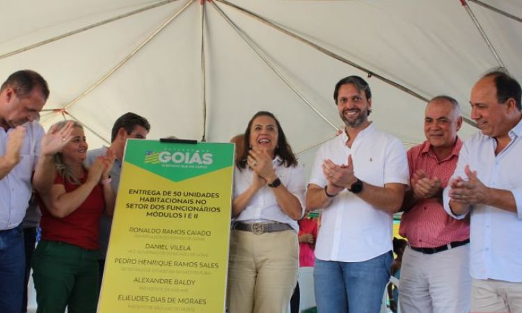  Autoridades entregam moradias a custo zero para 50 famílias