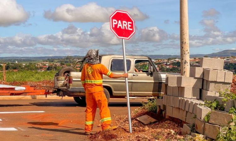  Equipes de trabalho durante instalação de sinalização.j