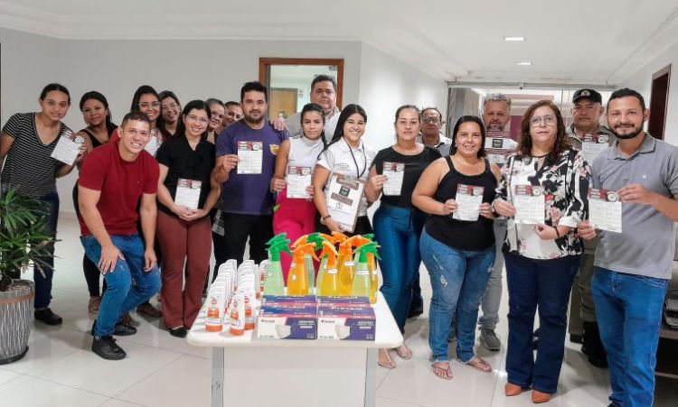 Colabores recebem orientação sobre a dengue
