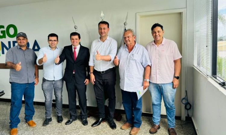 Autoridades de Itapaci com o presidente da Goinfra, Lucas Visotto e o deputado Issy Quinan