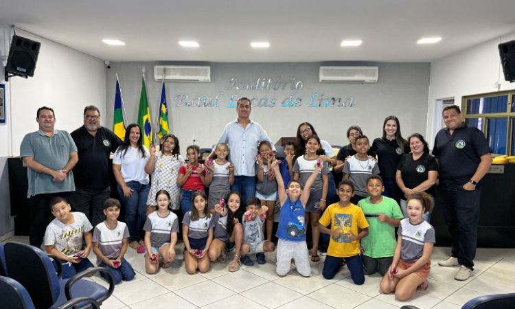 Paulinelly com alunos de escola pública de Rialma