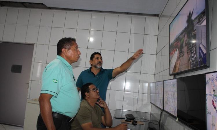 Prefeito Borges acompanha trabalho de monitoramento feito pelas câmeras