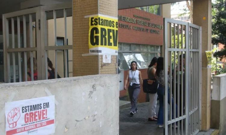 Servidores de universidades federais brigam por melhores salários