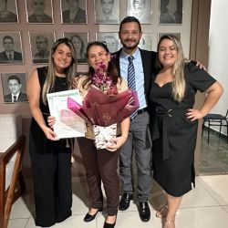 Professora com as duas filhas e o vereador Frederico