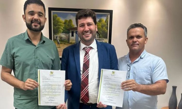 O presidente da Câmara de São Patrício, vereador Célio França, e o vice-prefeito, Wendel Antônio com o deputado Wagner Neto