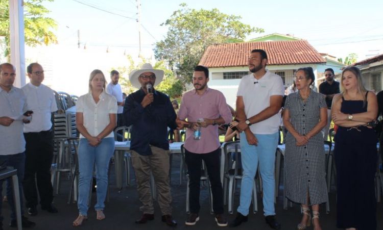 Prefeito com autoridades em ação para atendimento médico em Rialma