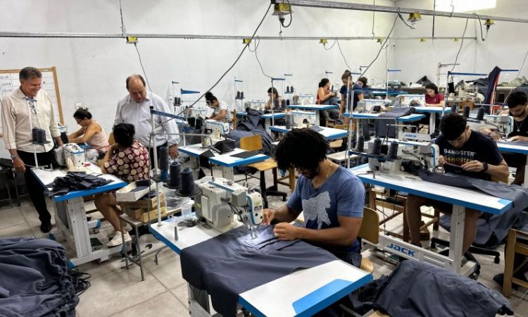 Prefeito Edmário e o vice Marcão visitam empresa que vai se instalar em Ceres