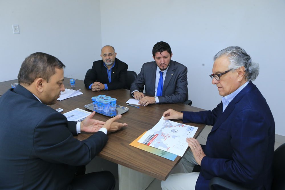 Glaustin durante reunião de trabalho com o governador Ronaldo Caiado para acertar vinda da usina