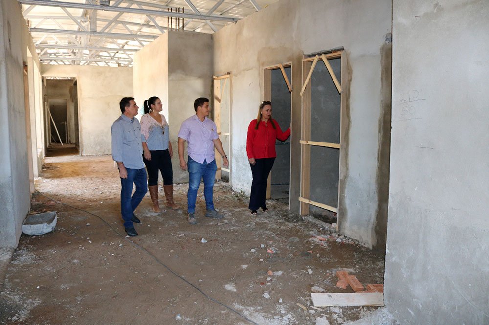 Prefeito Cássio Gusmão e a primeira-dama Divina com equipe de engenheiros vistoriam as obras do CMEI