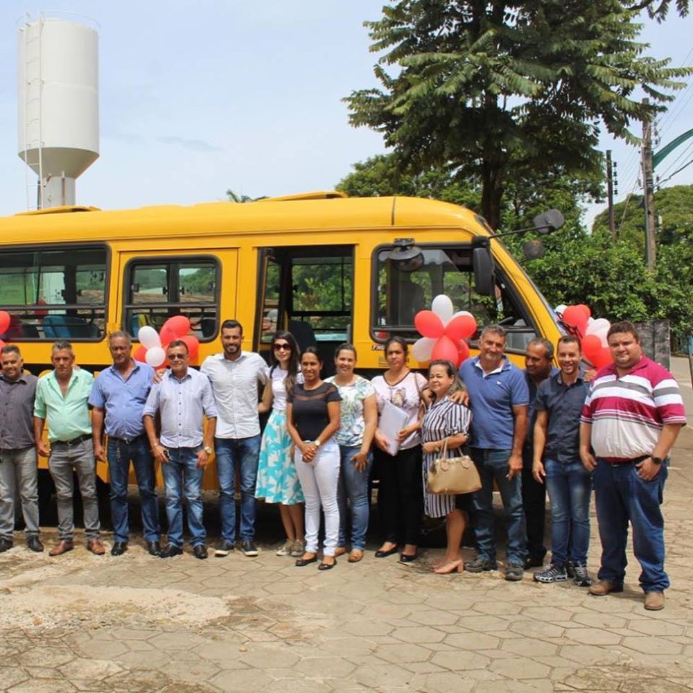 Sávio Soares, prefeito de Pilar de Goiás, com autoridades e moradores na entrega de mais um ônibus escolar