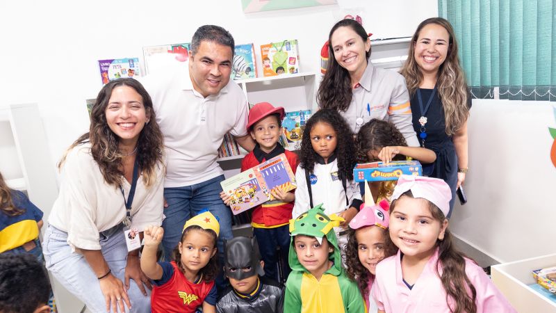 Prefeito Diogo Rodrigues com crianças integradas no projeto em Alto Horizonte, assessoria e representante da Lunding Mining