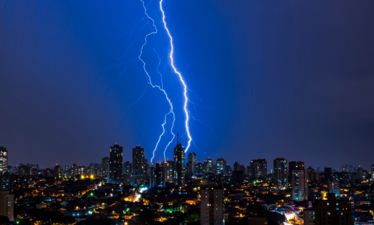 Mais de 360 raios por hora: Goiás ultrapassa 1 milhão de descargas em 4 meses 