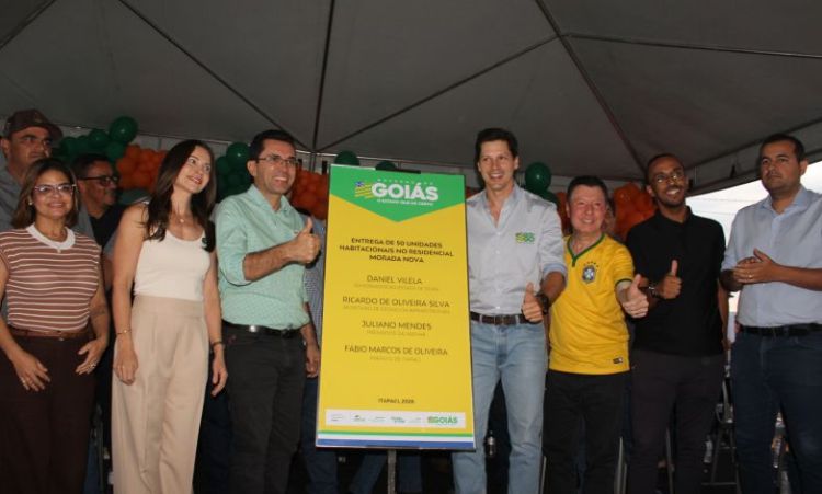 Dr. Fábio e governador Daniel Vilela entregam 50 casas em Itapaci