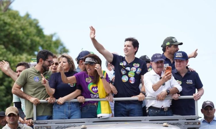 Daniel Vilela recebe apoio da vice-prefeita Vera Lúcia, do PL, durante agenda pelo Vale do São Patrício