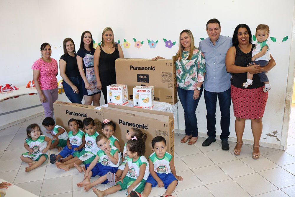 Cássio Gusmão com a secretária Divina Arruda, educadores de Uruana e crianças atendidas em um Cmei