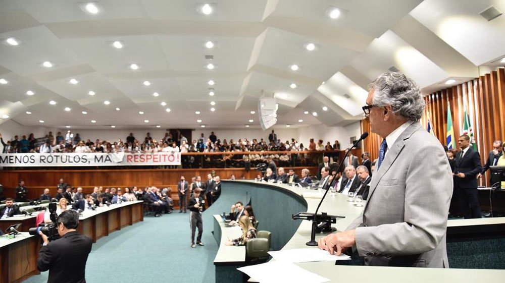 Governador Ronaldo Caiado durante visita à Assembleia Legislativa: defesa de parceria e sintonia entre poderes