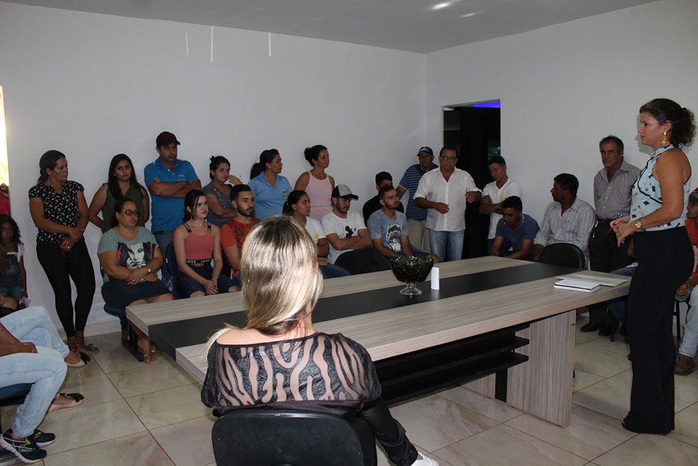 Secretária e prefeito conversam com alunos e pais e desmentem boatos sobre paralisação do transporte