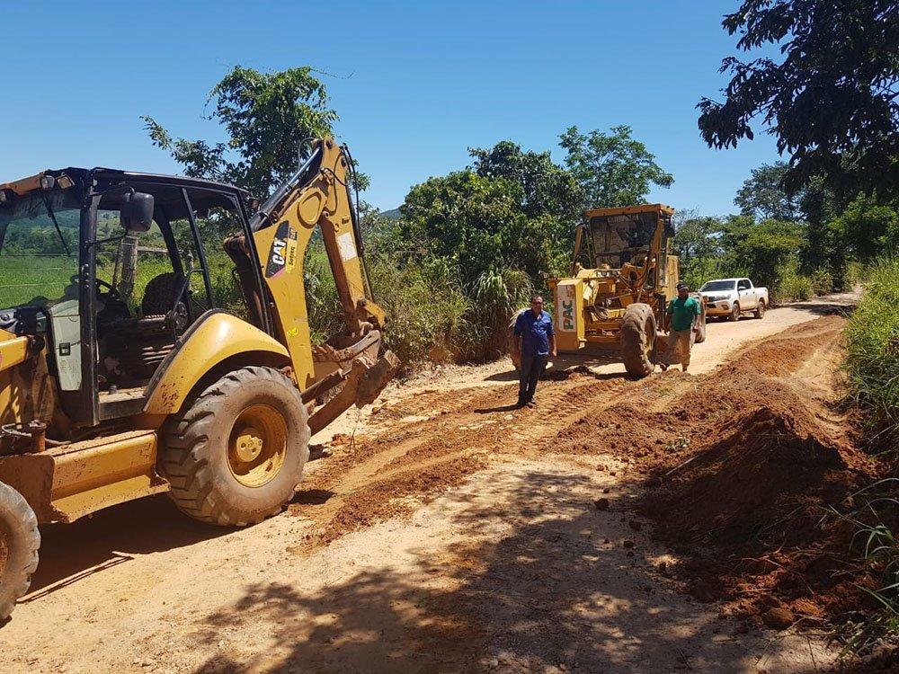 Prefeito Ziquinho, de São PatrÃcio, acompanha serviços de patrolamento de GO que dá acesso a Diolândia