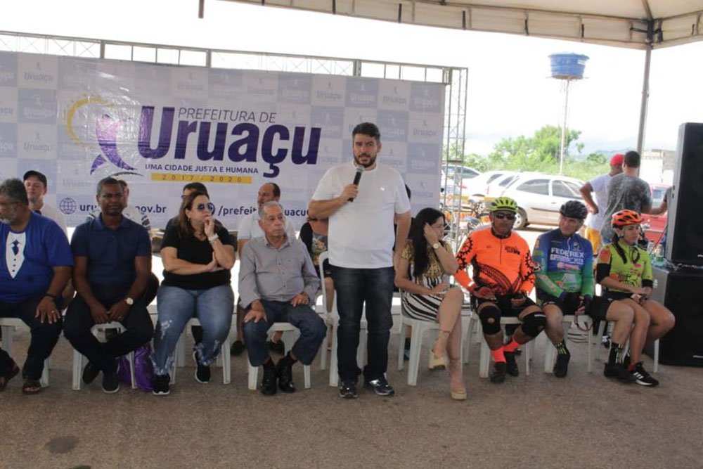 Prefeito Valmir fala durante solenidade de inauguração da Ciclovia do Cerrado, que dá acesso ao lago