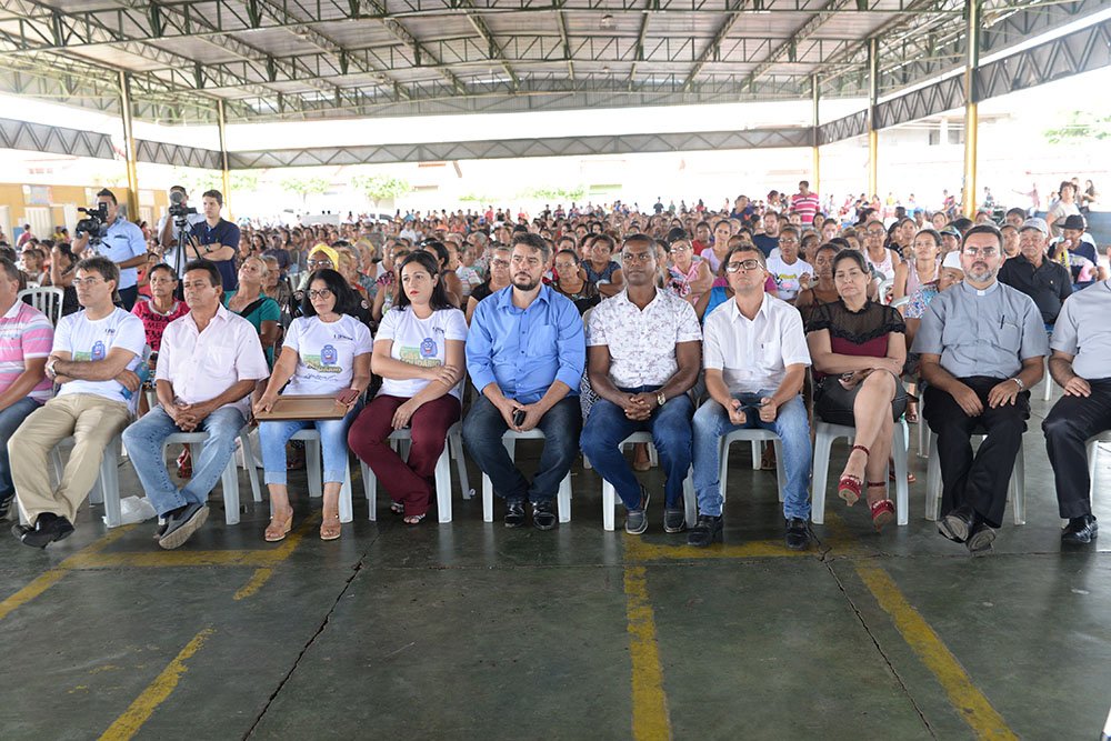 Prefeito Valmir e Anne LÃgia acompanhados de outras autoridades durante lançamento do programa