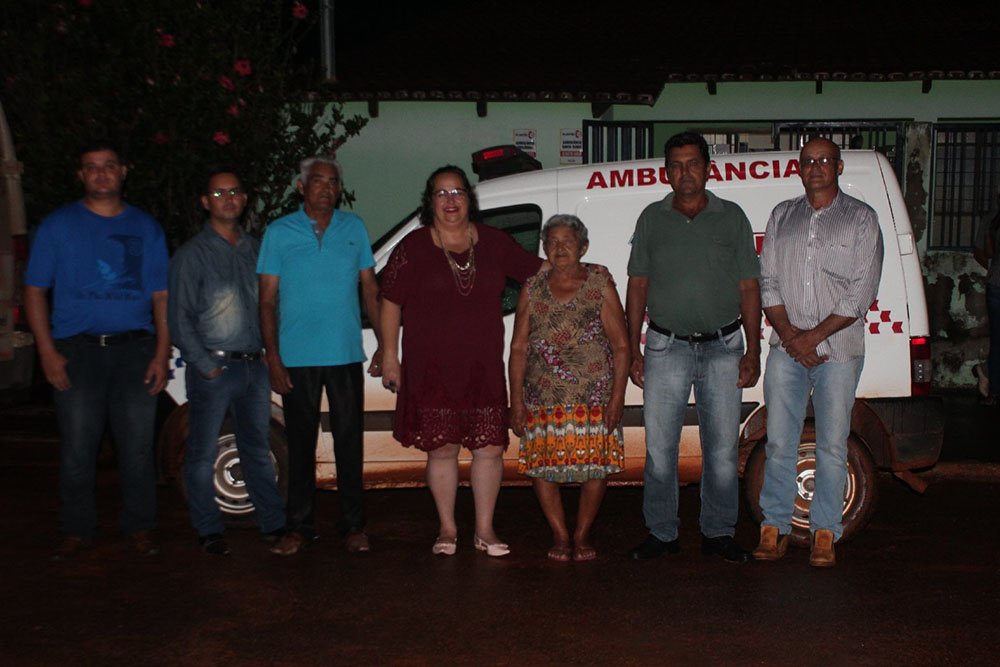 Prefeita Cássia Dourado com autoridades na entrega da ambulância que vai atender moradores de Natinópolis