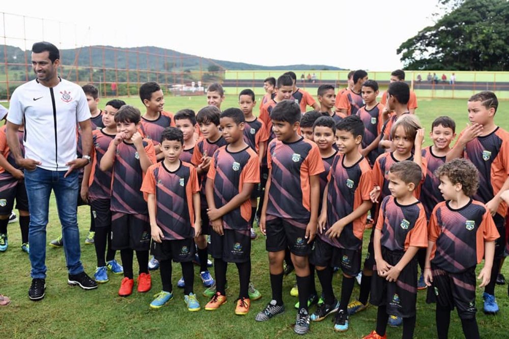 Prefeito Sávio Soares e as crianças que vão participar do programa de esportes criado em Pilar de Goiás