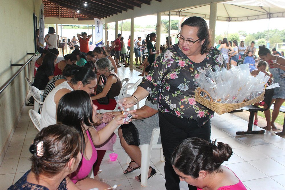 Prefeita Cássia Dourado faz entrega de lembrancinhas para mulheres de Santa Isabel