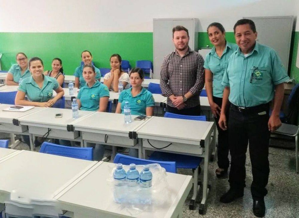 Prefeito Cabo Borges com servidores durante o treinamento para colocar programa em atividade na cidade