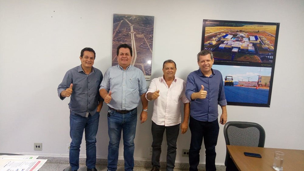 Delson e Ziquinho com técnicos da Goinfra: solução para problemas em rodovia que atende os municÃpios