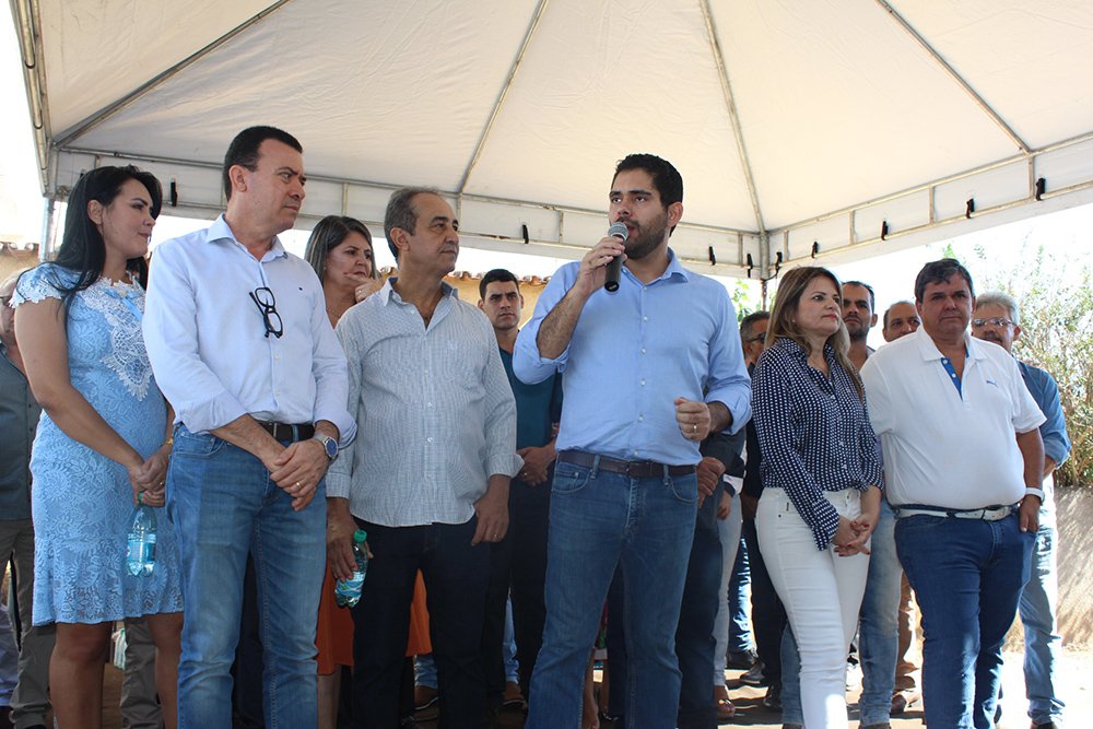 Vice-governador Lincoln Tejota discursa ao lado do secretário Marcos Cabral, do prefeito Toninho e autoridades