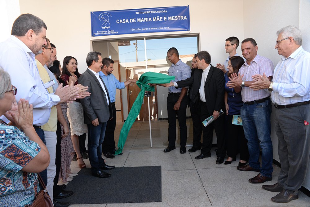 Momento do corte da fita inaugural do Lar da Criança e do Adolescente pelo prefeito Valmir e autoridades