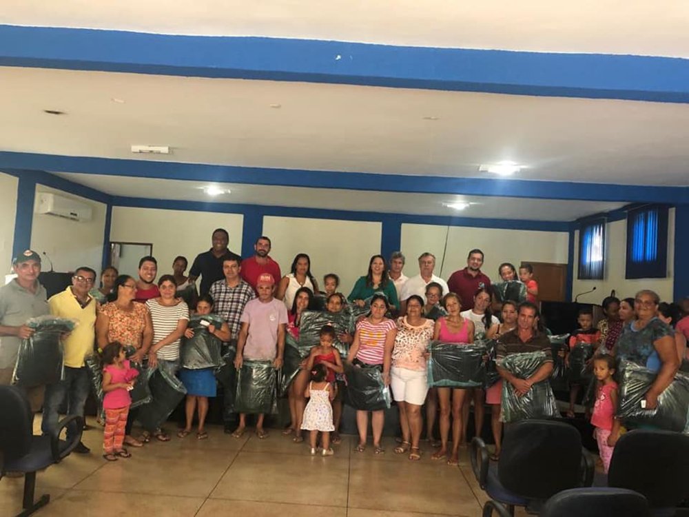 Prefeita Ana Maria com moradores durante a entrega dos cobertores: ação social para aquecer no frio