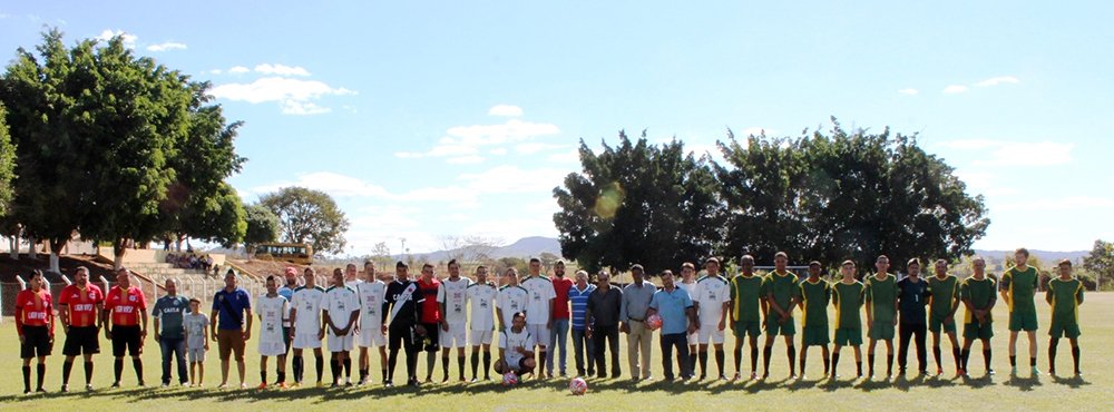 Prefeito Ziquinho com vereadores, secretários e duas das equipes que vão participar do campeonato de futebol de campo na cidade de São PatrÃcio