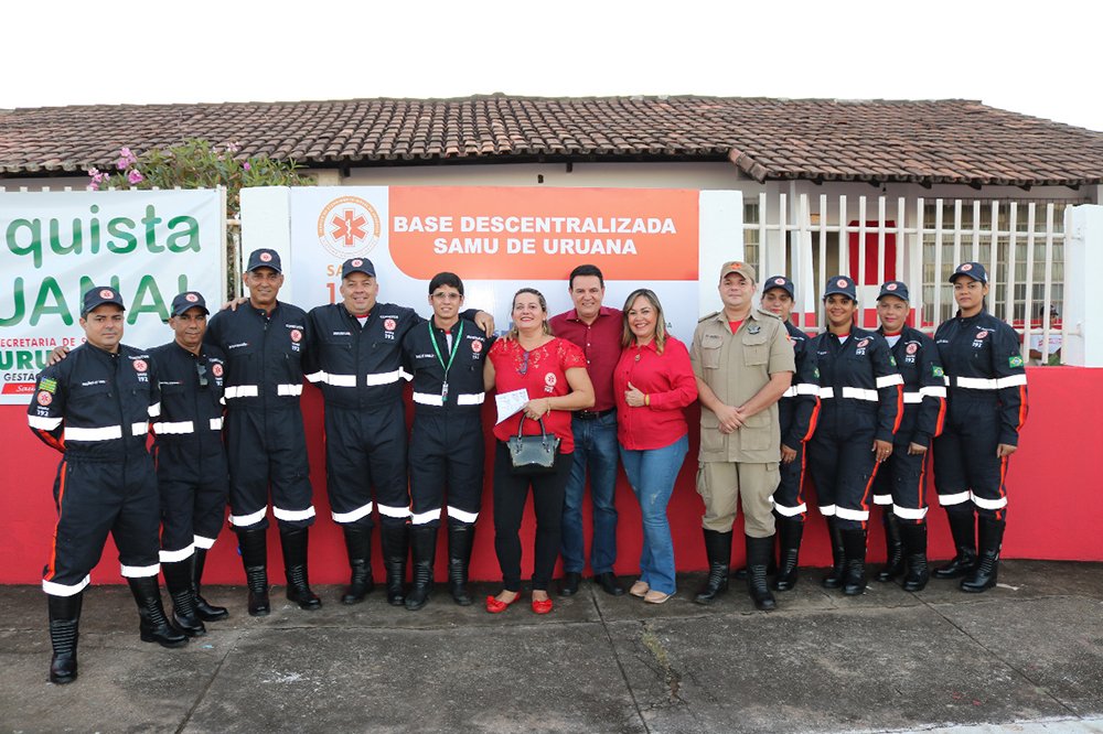 Prefeito Cássio Gusmão com a primeira-dama Divina e técnicos que atuam no SAMU: Uruana bem servida agora no atendimento emergencial