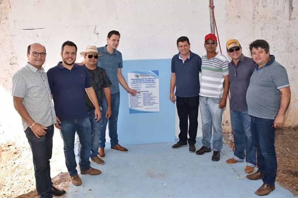 Prefeito Pedro Fernandes com o vice Juninho e auxiliares na inauguração do asfalto na Vila Rosa, em Porangatu
