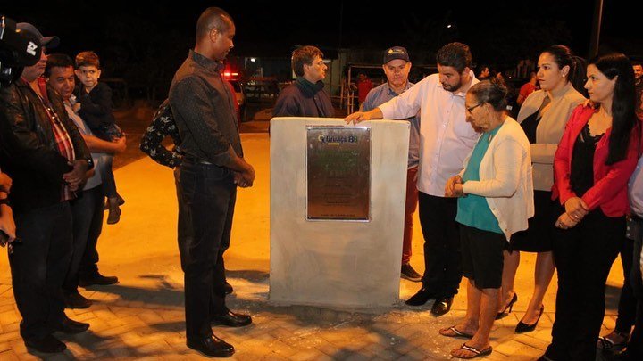 Prefeito Valmir Pedro durante inauguração de uma praça no Povoado Funil: espaço para lazer e turismo