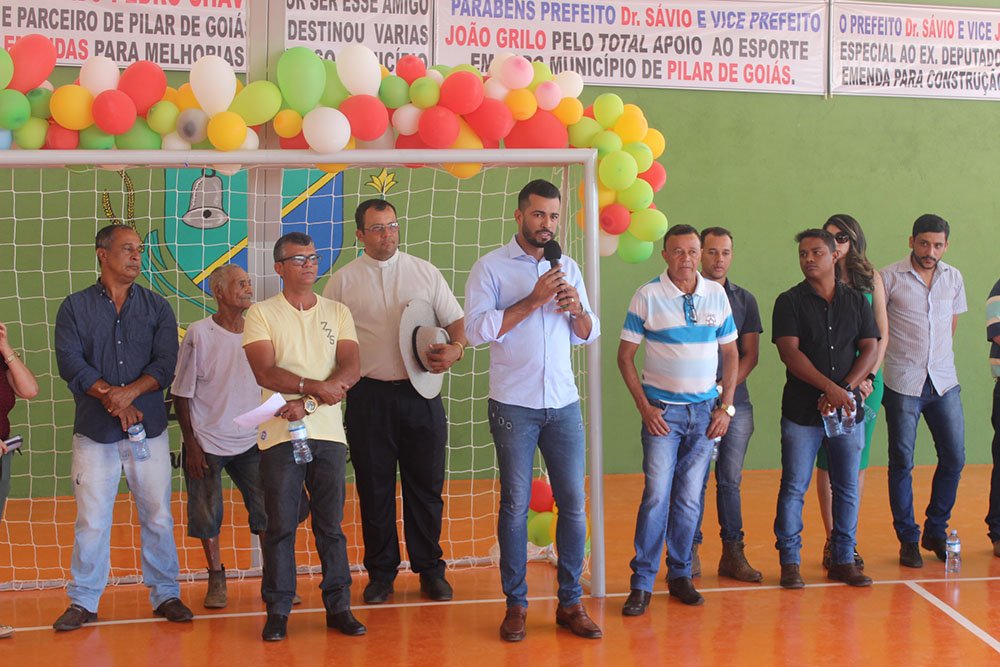 Sávio destaca avanços em povoado durante inauguração de quadra para atender população