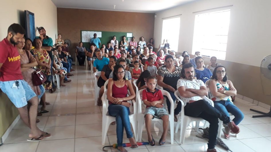 FamÃlias de Ipiranga de Goiás participam de reunião em que foi anunciada a doação de 35 lotes