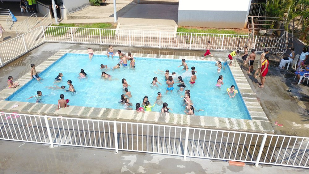 Crianças se divertem na piscina do Clube Ãguas Claras, em Niquelândia: atenção com os menores
