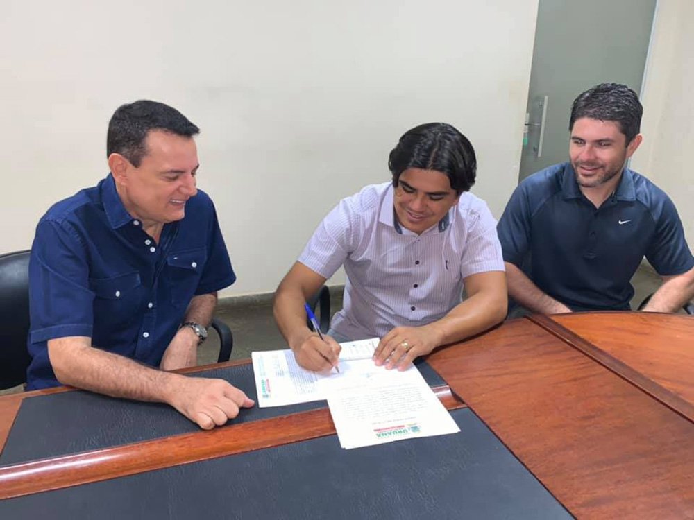 Prefeito Cássio Gusmão assina ordem de serviço com representantes de empresa que vai construir centro