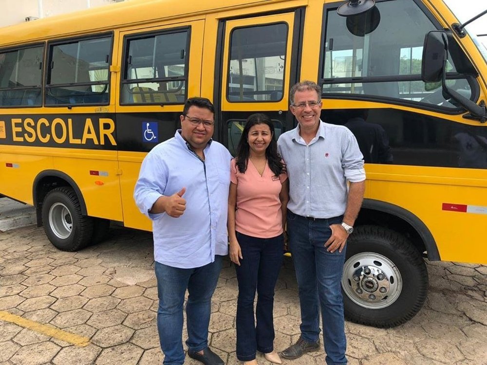 PlÃnio, secretária de Educação e o vice Dr. Júnio ao lado do ônibus entregue para atender Crixás