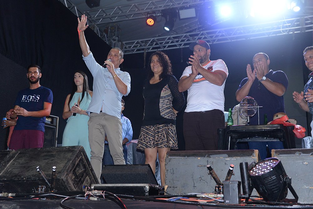 O ex-vice-prefeito Avelino parabeniza Nenzão em evento com a presença de vários vereadores da cidadeO ex-vice-prefeito Avelino parabeniza Nenzão em evento com a presença de vários vereadores da cidade