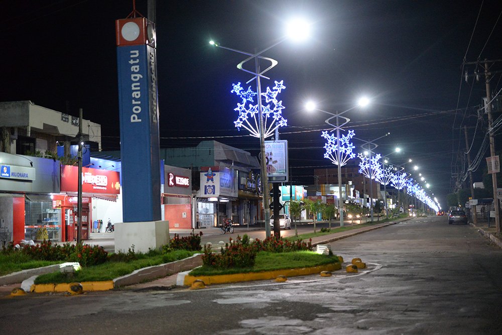 Avenida Federal ficou mais bonita e iluminada com as luzes de Natal a chamar os moradores para celebrarem o nascimento de Jesus Cristo