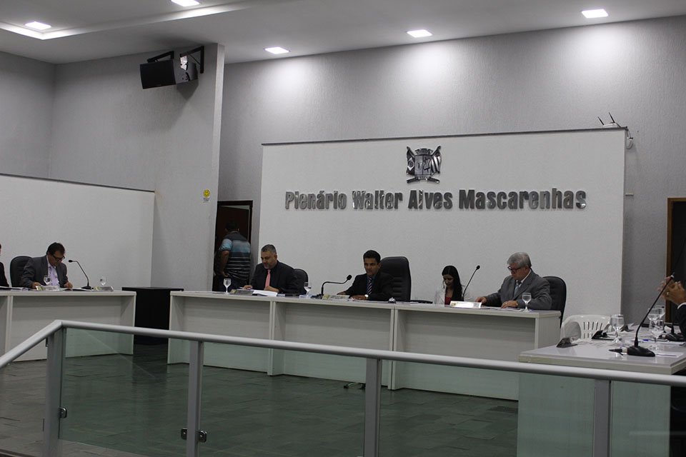 Presidente Sérgio comanda sessão ordinária na Câmara Municipal de Ceres: muito trabalho pela frente