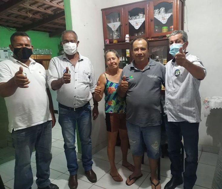 Candidato do DEM em Pilar de Goiás faz campanha visitando moradores nas suas residências: corpo a corpo