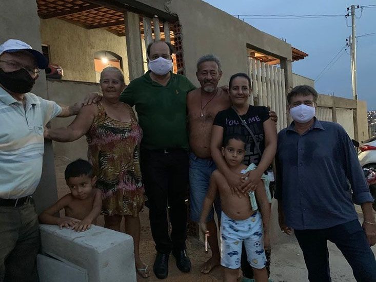 Candidato segue rotina em busca de votos conversando com os moradores e visitando as residências