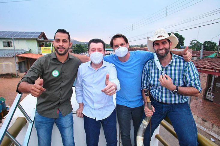 Miller com José Nelto, Bruno Peixoto e o seu vice Padre Periquito: força eleitoral do candidato impressiona