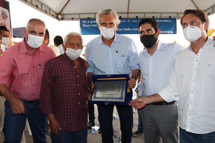 Governador Ronaldo Caiado recebe uma homenagem: ao lado de Lincoln Tejota e Bruno Peixoto