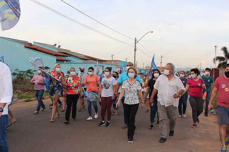Ao lado da primeira-dama Regina Salles, prefeito lidera caminhada em busca de um segundo mandato